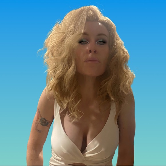 22” Wavy Dirty Dishwater Blond Bombshell Wig - Picture 5 of 9